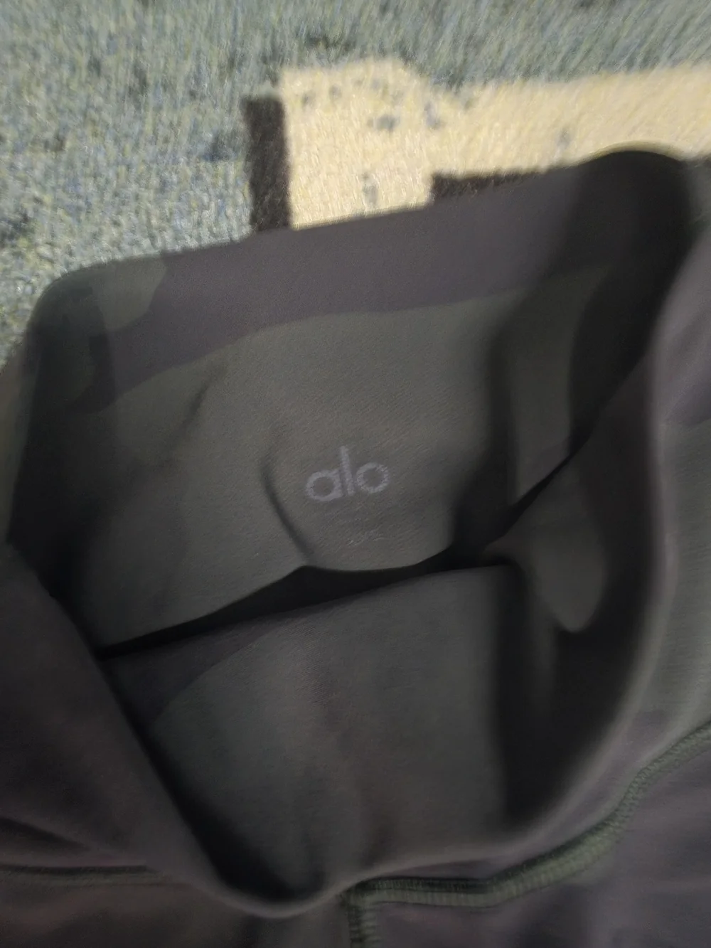 ALO Yoga Womens Black Camo Leggings
